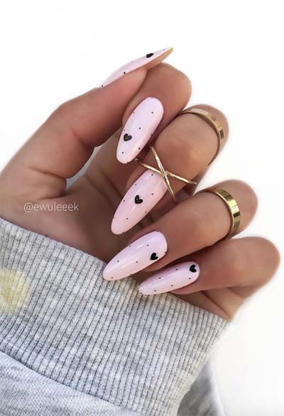 Ροζ νύχια με μαύρα σχέδια από καρδούλες και τελείες