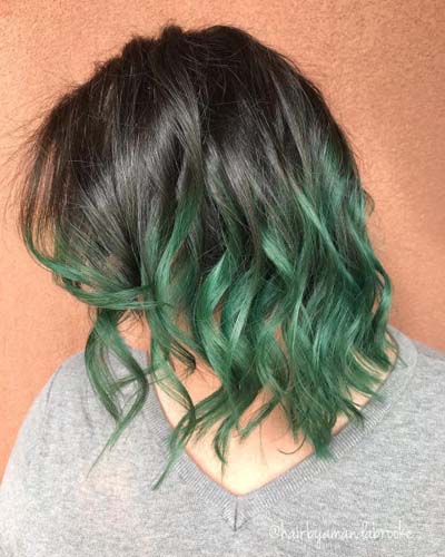 Όμπρε μαλλιά με μαύρες ρίζες και πράσινες άκρες