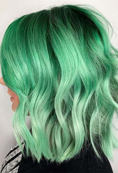 Μεταλλικό πράσινο χρώμα βαφής της μέντας στα μαλλιά