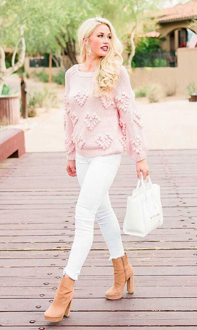Κομψό casual ντύσιμο με άσπρο παντελόνι και ροζ πουλόβερ