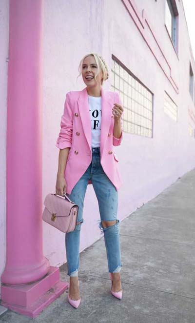 Outfit με σκισμένο τζιν, t-shirt και ροζ σακάκι