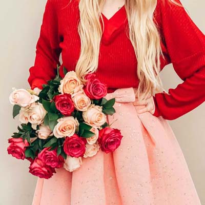 Chic σύνολο με ροζ φούστα και κόκκινη μπλούζα