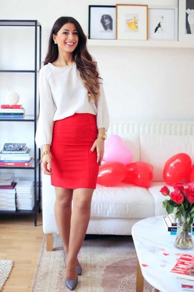 Κομψό σύνολο με κόκκινη pencil φούστα και άσπρη μπλούζα