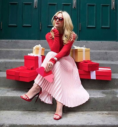 Chic ντύσιμο με μακριά πλισέ ροζ φούστα και κόκκινο ζιβάγκο