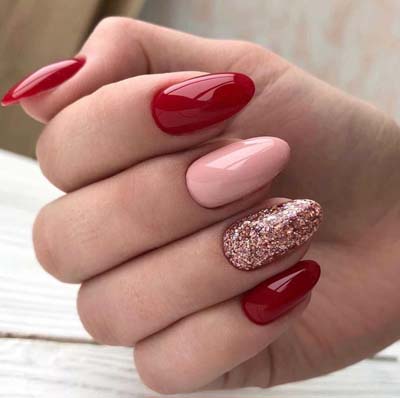 Κόκκινα νύχια με ροζ και χρυσό glitter