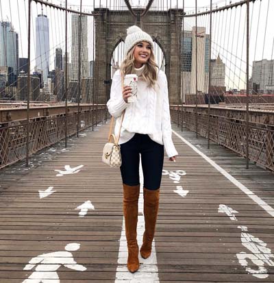 Chic καθημερινό χειμωνιάτικο ντύσιμο με κολάν, φαρδύ πουλόβερ και μπότες πάνω από το γόνατο