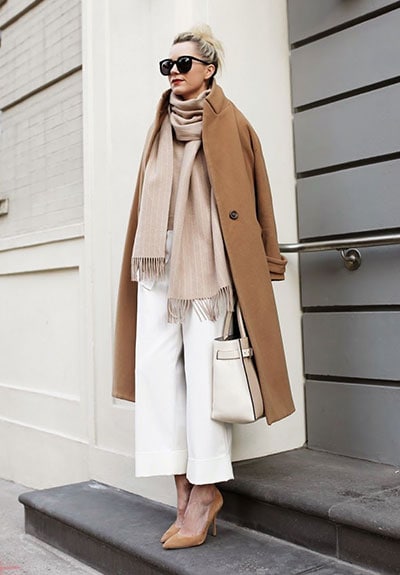 Λευκό χειμωνιάτικο σύνολο με καμηλό παλτό