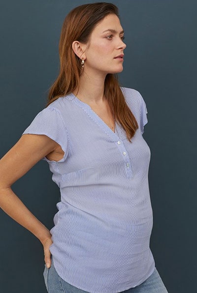 Ριγέ άσπρο μπλε μπλουζάκι για μέλλουσες μαμάδες με κοντό μανίκι
