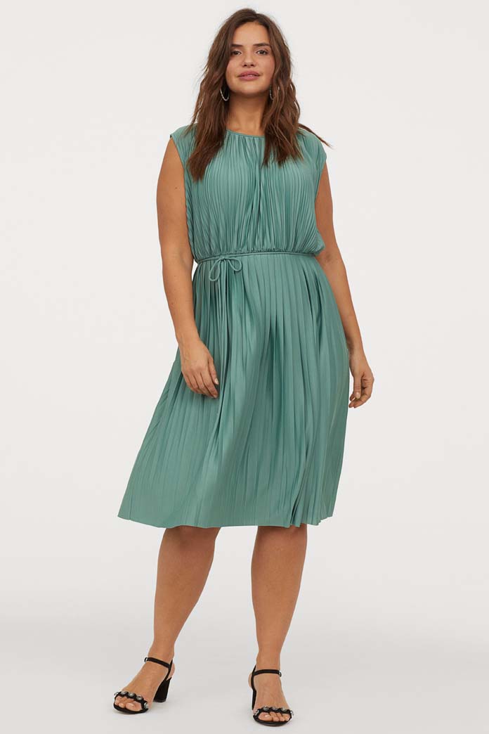 Κοντό πλισέ φόρεμα για παχουλές με ζώνη στη μέση σε ανοιχτό πράσινο χρώμα - H&M