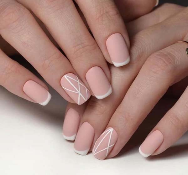 Ροζ νουντ γαλλικό στα νύχια με άσπρες γραμμές