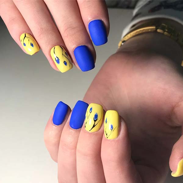 Κίτρινα μπλε φλοράλ σχέδια στα νύχια
