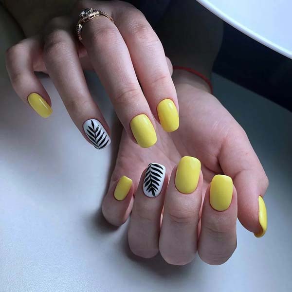 Κίτρινα άσπρα νύχια με μαύρα σχέδια φοίνικα