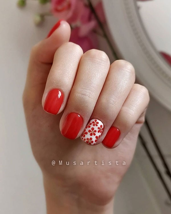 Κόκκινο άσπρο φλοράλ nail art σχέδιο
