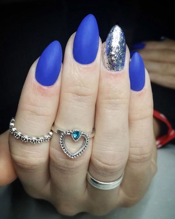 Αμυγδαλωτά μπλε ρουά νύχια με ασημί glitter