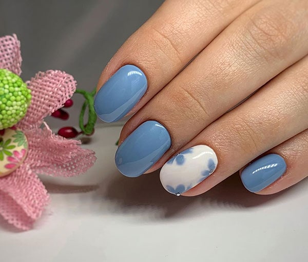 Γαλάζια νύχια με λουλούδια
