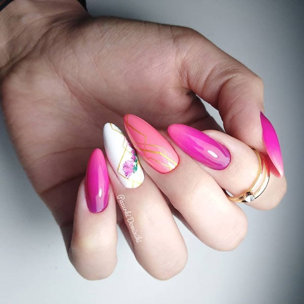 Ροζ μυτερά νύχια στιλέτο με φλοράλ σχέδια