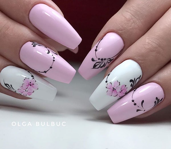 Ροζ λευκά νύχια με λουλούδια