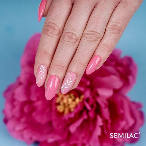 Ροζ νύχια με μίνιμαλ σχέδια φύλλων