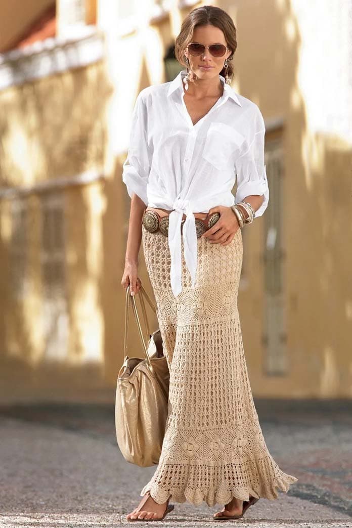 Crochet μακριά φούστα με βελονάκι συνδυασμένη με λευκό πουκάμισο και ζώνη