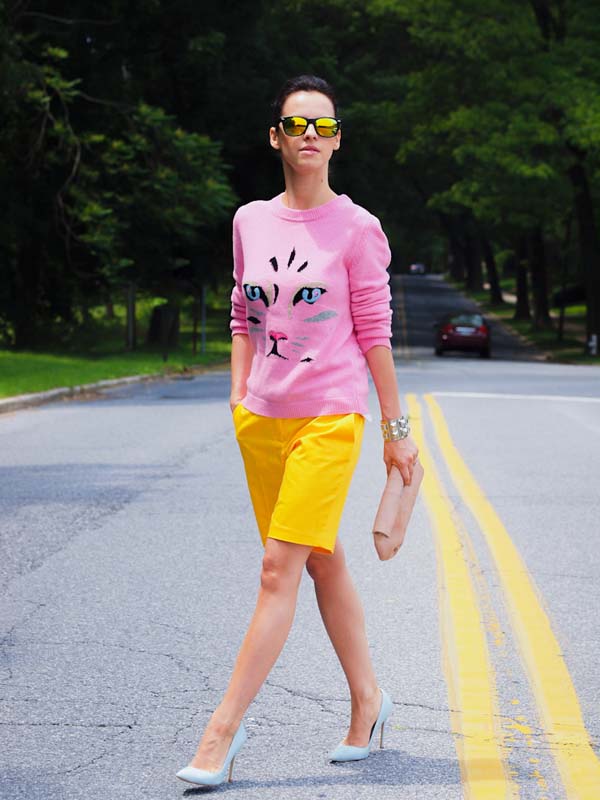 Casual chic ντύσιμο με κίτρινη βερμούδα και ροζ πουλοβεράκι