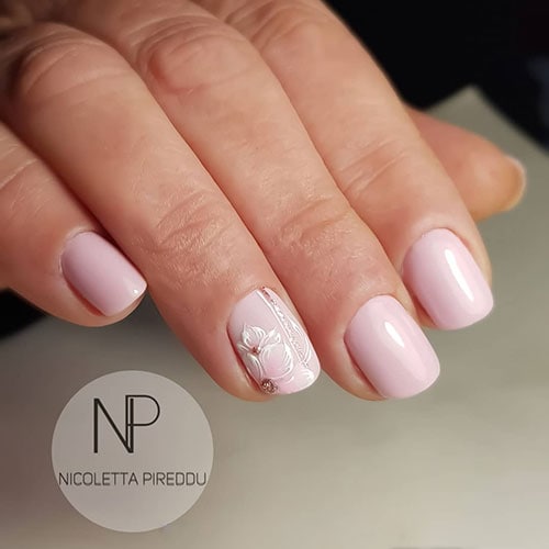 Νουντ ροζ νύχια με λουλούδια
