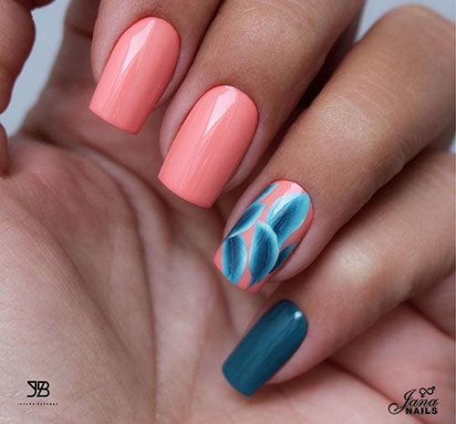 Ροδακινί μπλε floral nails για το Καλοκαίρι
