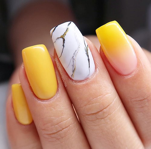 Νύχια βαμμένα με κίτρινο χρώμα, εφέ μαρμάρου και όμπρε