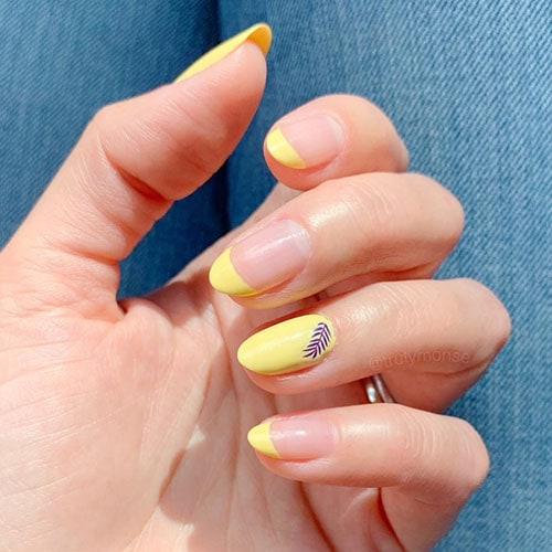Κίτρινο γαλλικό στα νύχια με σχέδιο φύλλου φοίνικα