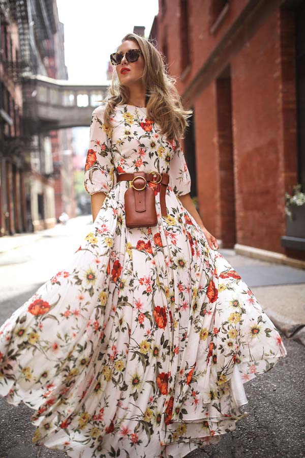 Chic street style look με μάξι φλοράλ φόρεμα και τσαντάκι - ζώνη