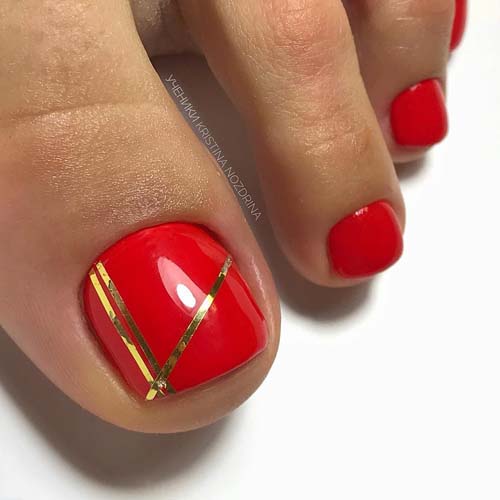 Κόκκινο σχέδιο στα νύχια των ποδιών με χρυσές γραμμές