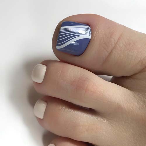 Ζαχαρί με μπλε νύχια ποδιών και διακριτικό σχέδιο από κυματιστές γραμμές