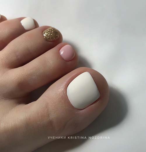 Λευκά, ροζ και χρυσά νύχια ποδιών για το Καλοκαίρι