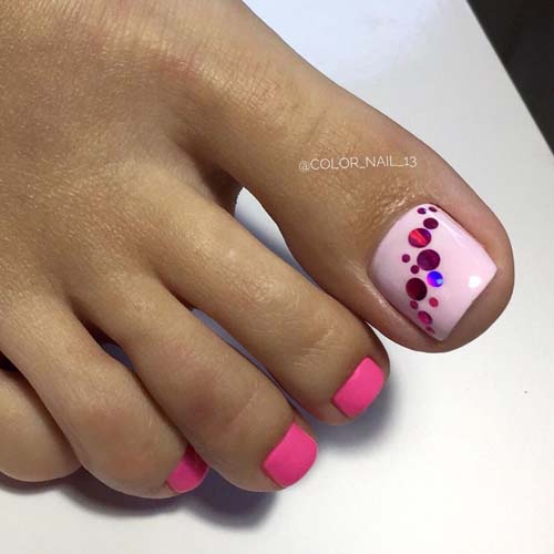 Ροζ φούξια νύχια ποδιών με πουά μεταλλικές νιφάδες