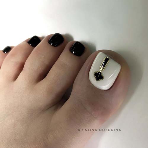 Μαύρα άσπρα νύχια ποδιών με σχέδιο