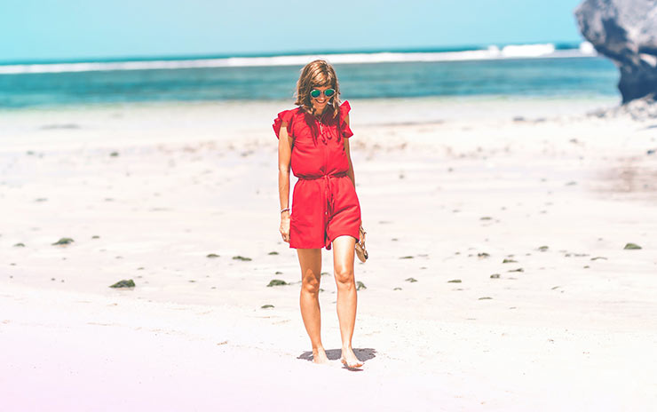 Γυναίκα με όμορφα πόδια περπατάει στην παραλία