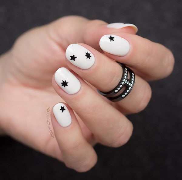 Άσπρα νύχια με μαύρα αστέρια