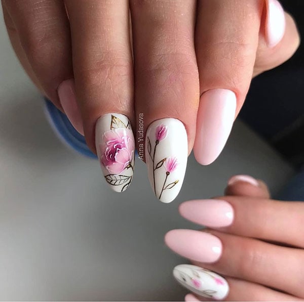 Άσπρα ροζ νύχια με φλοράλ σχέδια