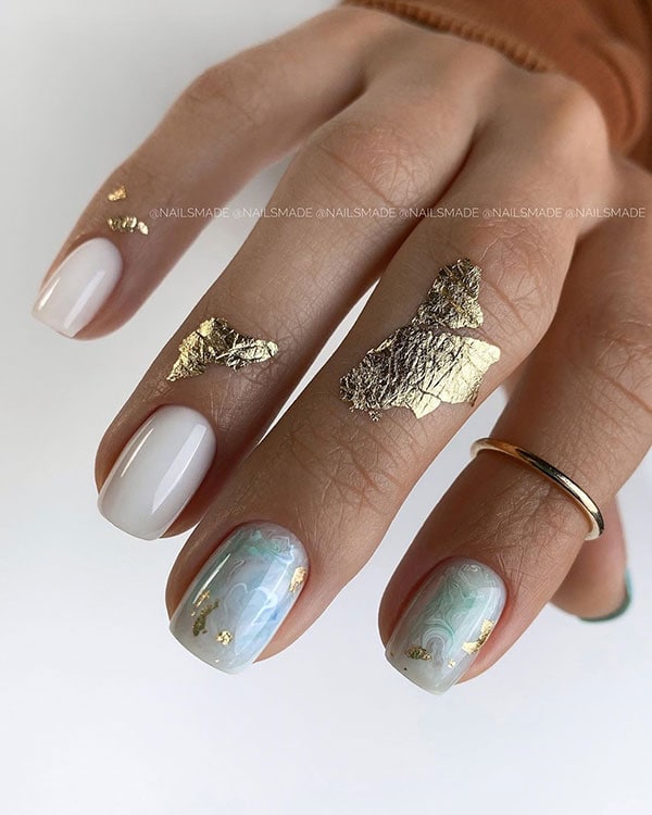 Λευκά γαλάζια νύχια με εφέ μαρμάρου και χρυσό