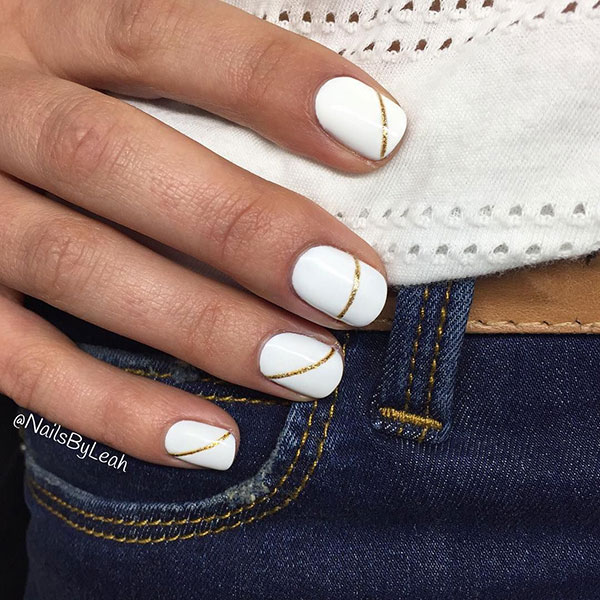 Λευκά νύχια με χρυσές γραμμές
