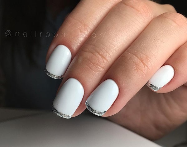 Λευκά νύχια γαλλικό με ασημί γκλίτερ για γραμμή
