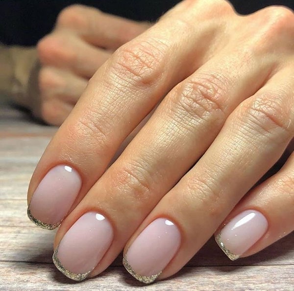 Ροζ milky nails με χρυσή γραμμή γαλλικού