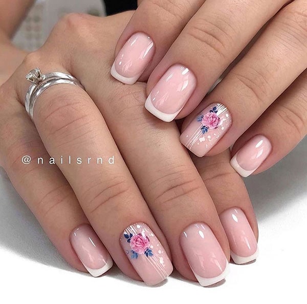 Ροζ γαλακτερό γαλλικό στα νύχια με φλοράλ σχέδια