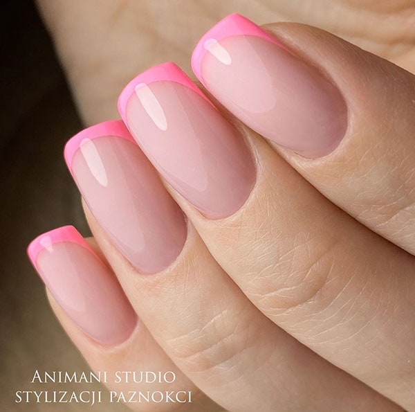 Ροζ γαλακτερό γαλλικό στα νύχια με έντονη ροζ γραμμή