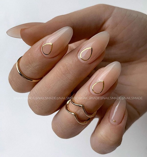 Γαλακτερά νύχια με χρυσά μίνιμαλ σχέδια