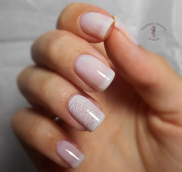 Milky nails με minimal nail art