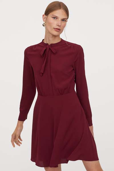 Μπορντό κρεπ κοντό χειμωνιάτικο φόρεμα με φιόγκο στο λαιμό από τα H&M