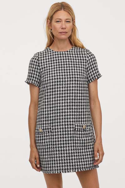 Ασπρόμαυρο tweed μίνι κοντομάνικο φόρεμα από τα H&M σε ίσια γραμμή με διακοσμητικές τσέπες και houndstooth print