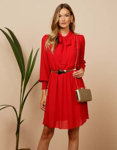 Κόκκινο μίνι φθινοπωρινό φόρεμα Lynne με φιόγκο στο λαιμό, σφηκοφωλιά στη μέση και V λαιμόκοψη