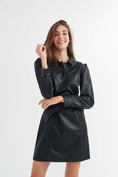 Μίνι μαύρο δερμάτινο φόρεμα attrattivo με ζώνη στη μέση και κουμπιά στο μπούστο