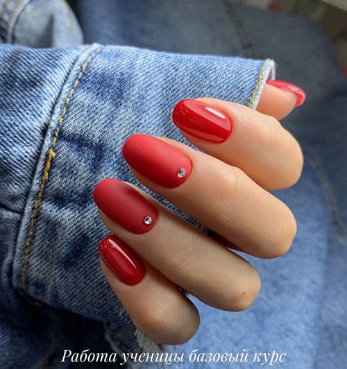 Κόκκινα ματ και γυαλιστερά νύχια με στρας